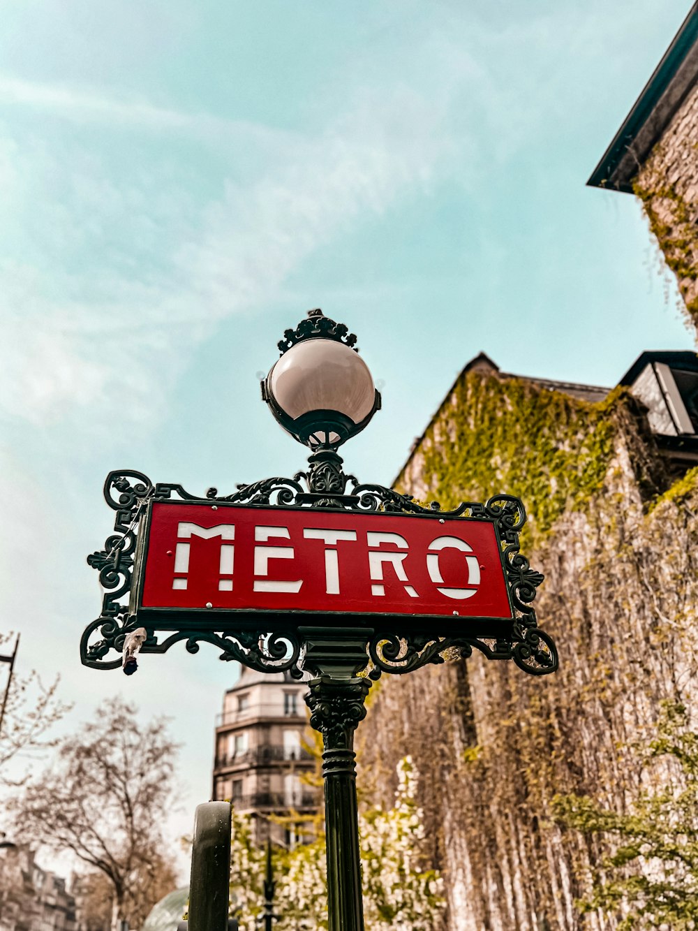 Un letrero rojo de la calle sentado encima de un poste de metal