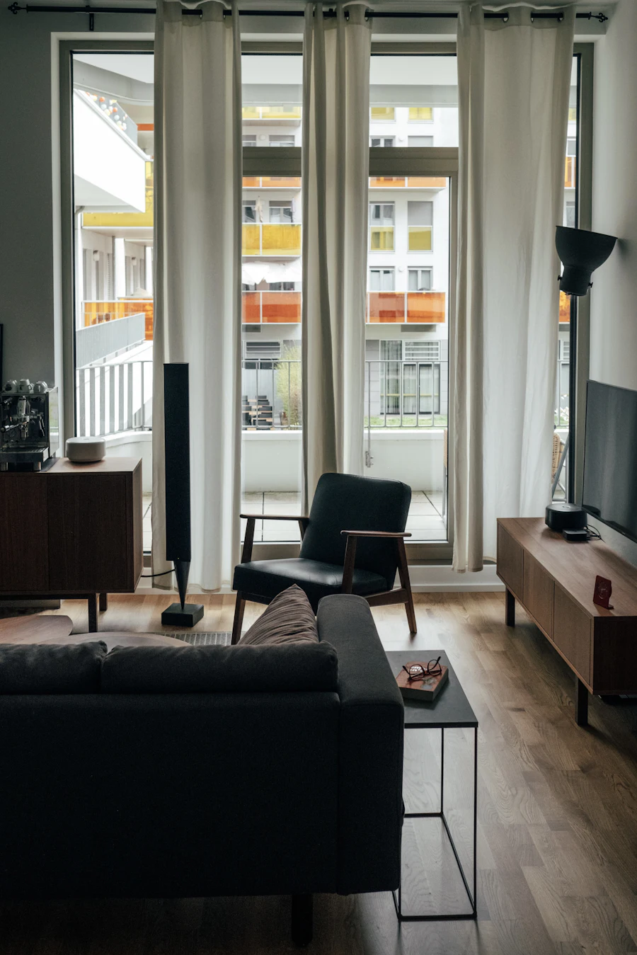 Sala de estar com TV na parede