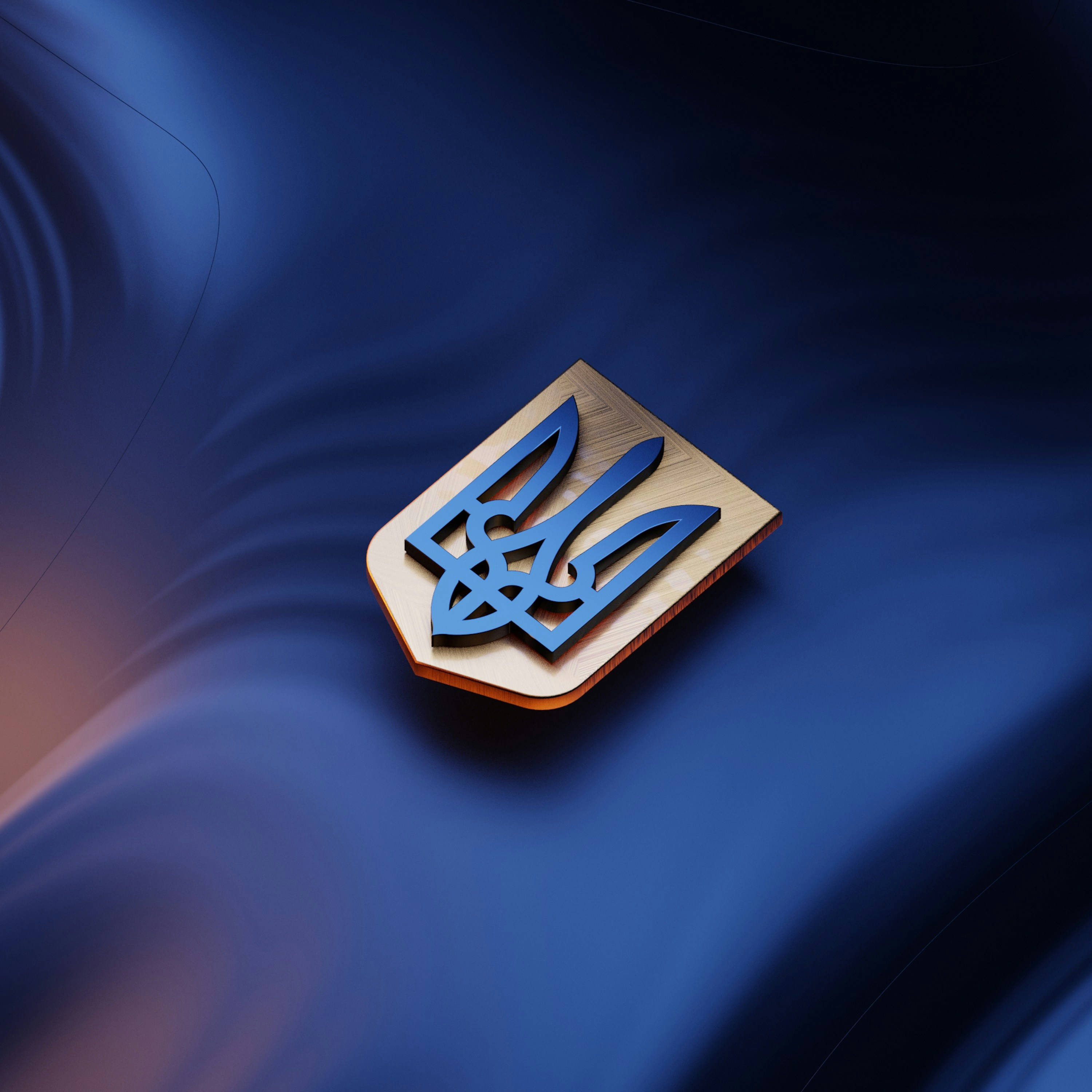 Un primer plano de un objeto de madera con un fondo azul