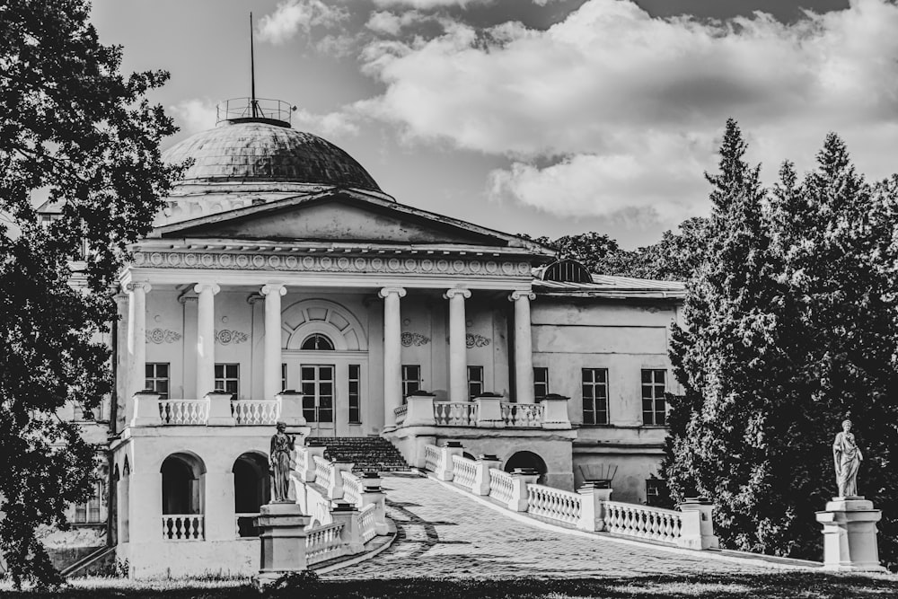 uma foto em preto e branco de um grande edifício