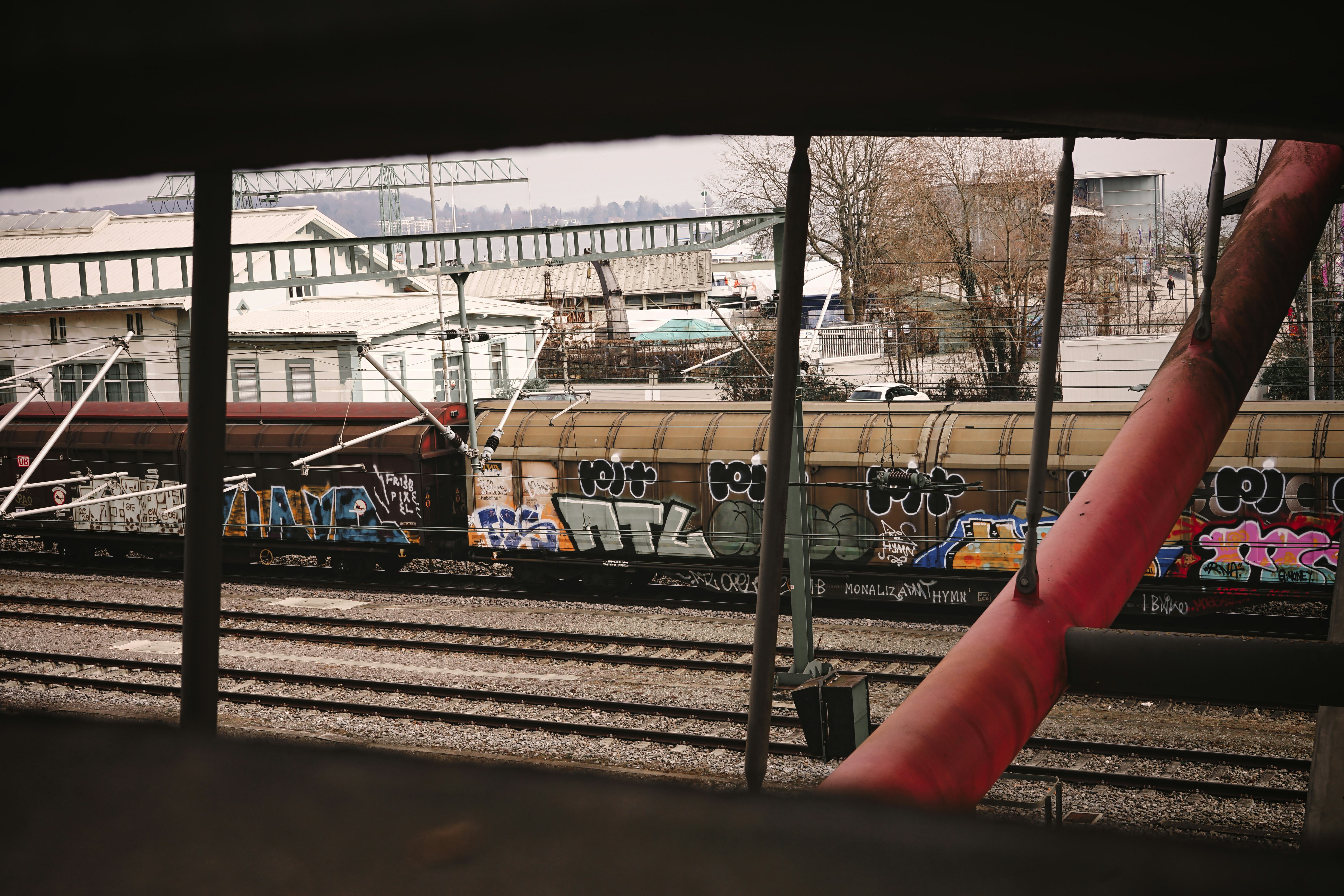 Ein Zug mit Graffiti an der Seite