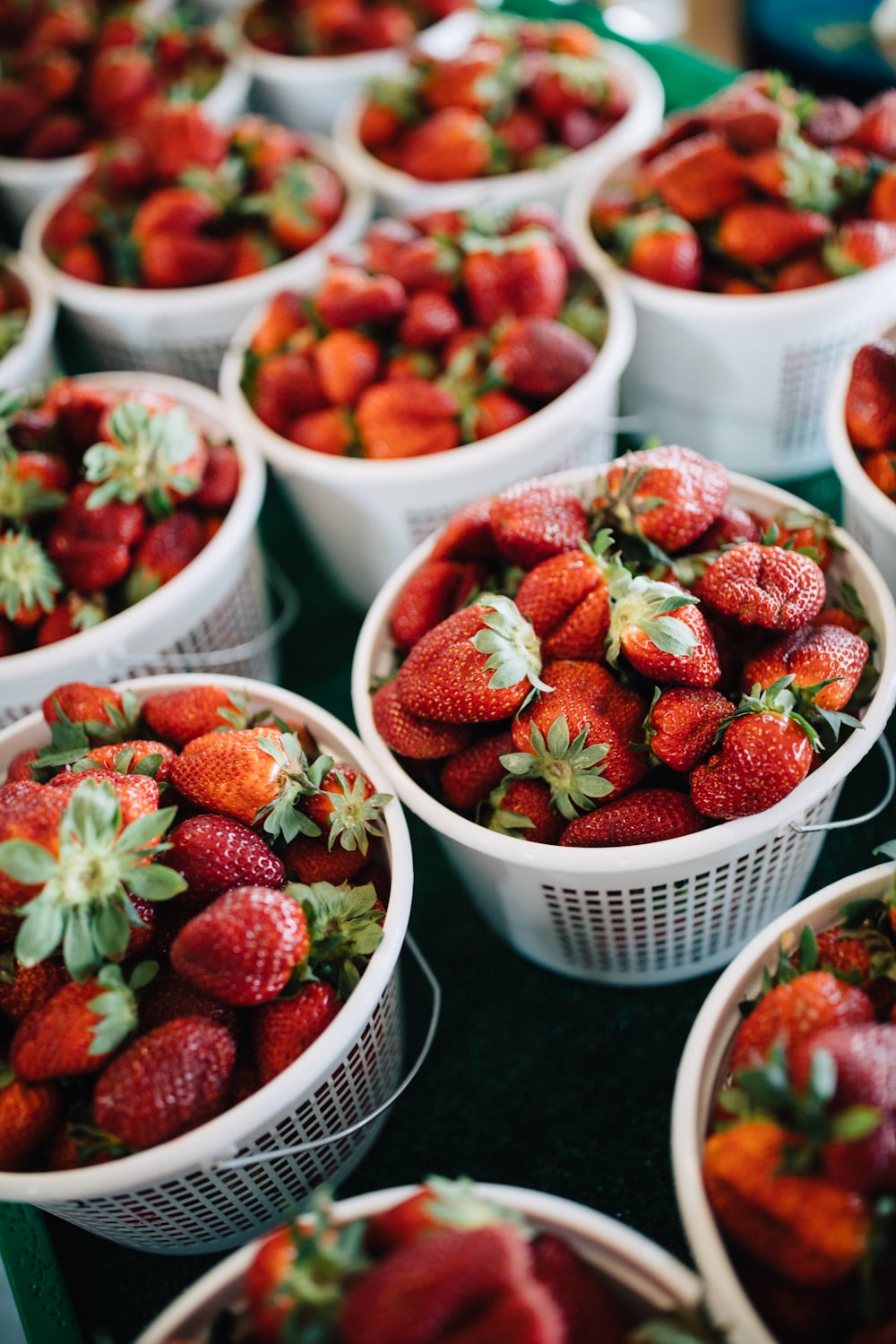 Des paniers de fraises sont posés sur une table