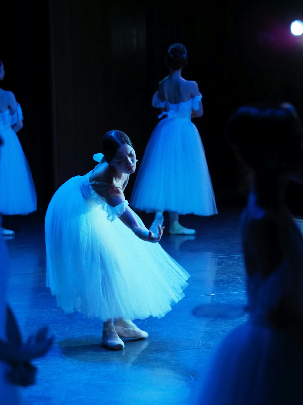 하얀 드레스를 입은 어린 소녀가 춤을 추고 있다