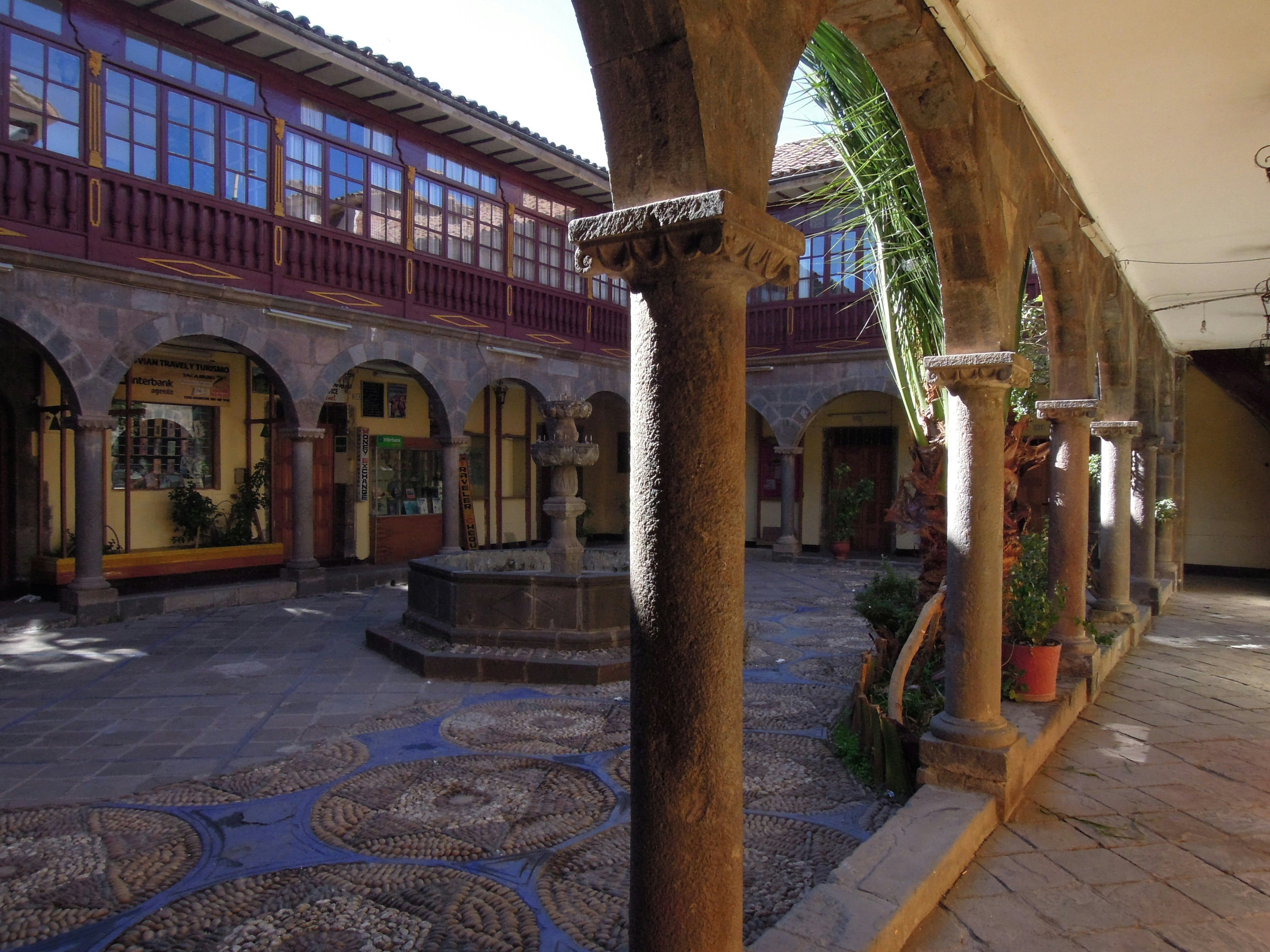 a courtyard with a fountain in the middle of it