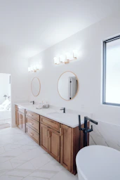 a bathroom with two sinks and a bathtub
