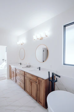 a bathroom with two sinks and a bathtub