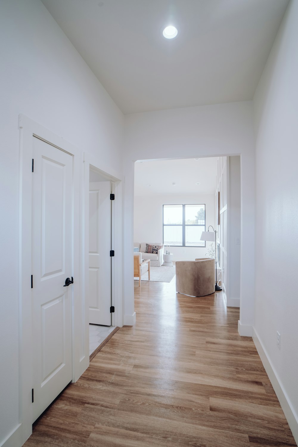 Una stanza vuota con pareti bianche e pavimenti in legno