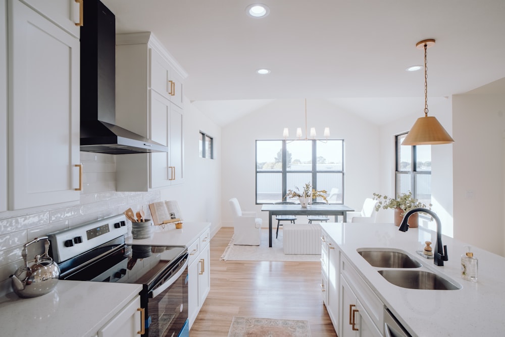 una cocina con fregadero, estufa y ventana