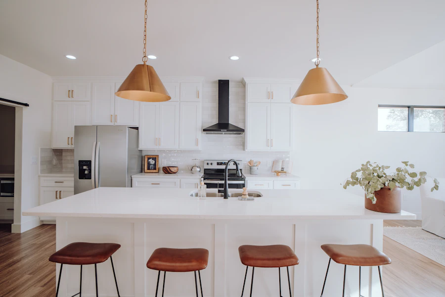 Cocina con isla central y taburetes (referencia de estilo)