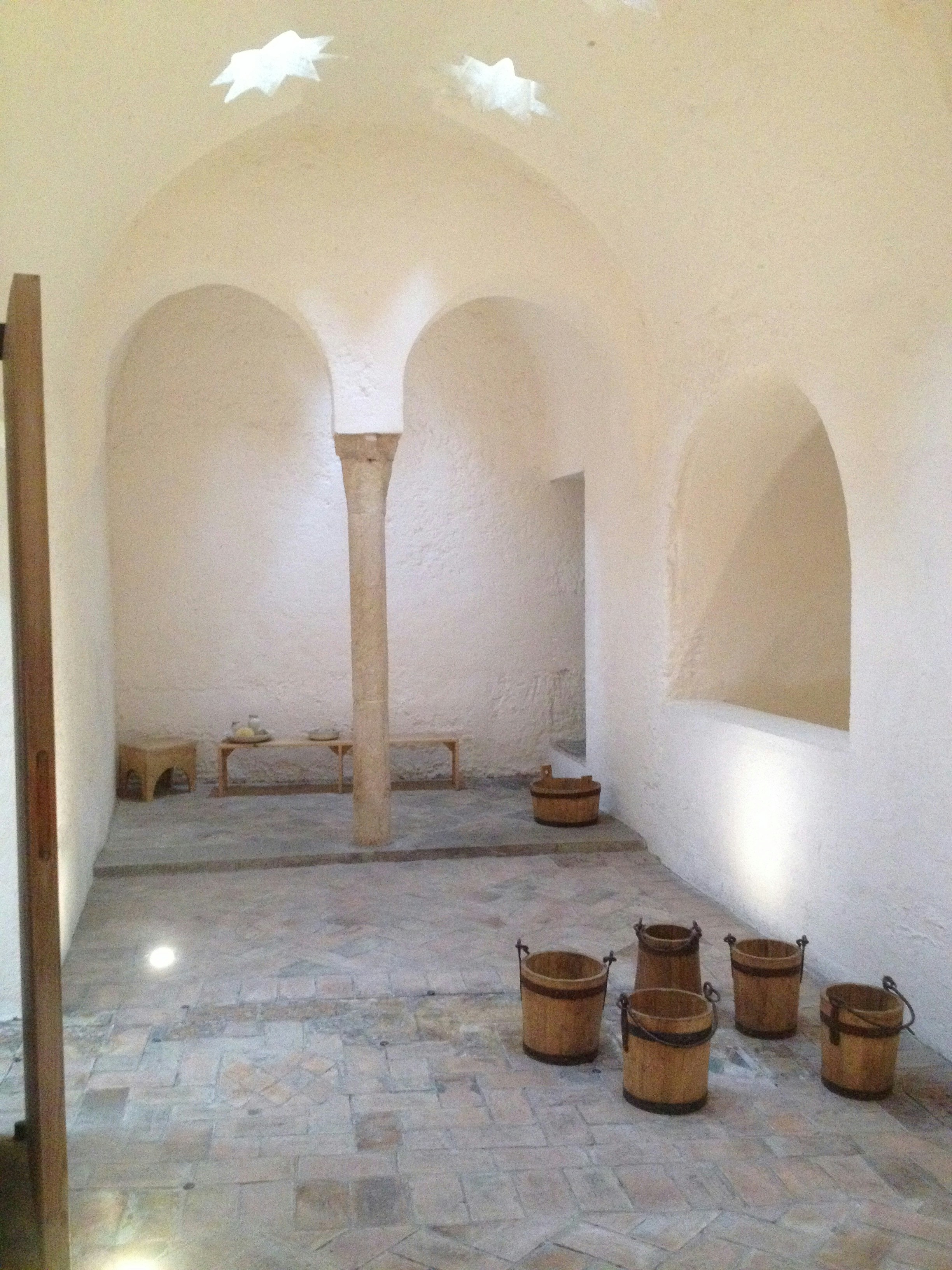 A room that has a bunch of buckets on the floor photo – Free Carrer d ...