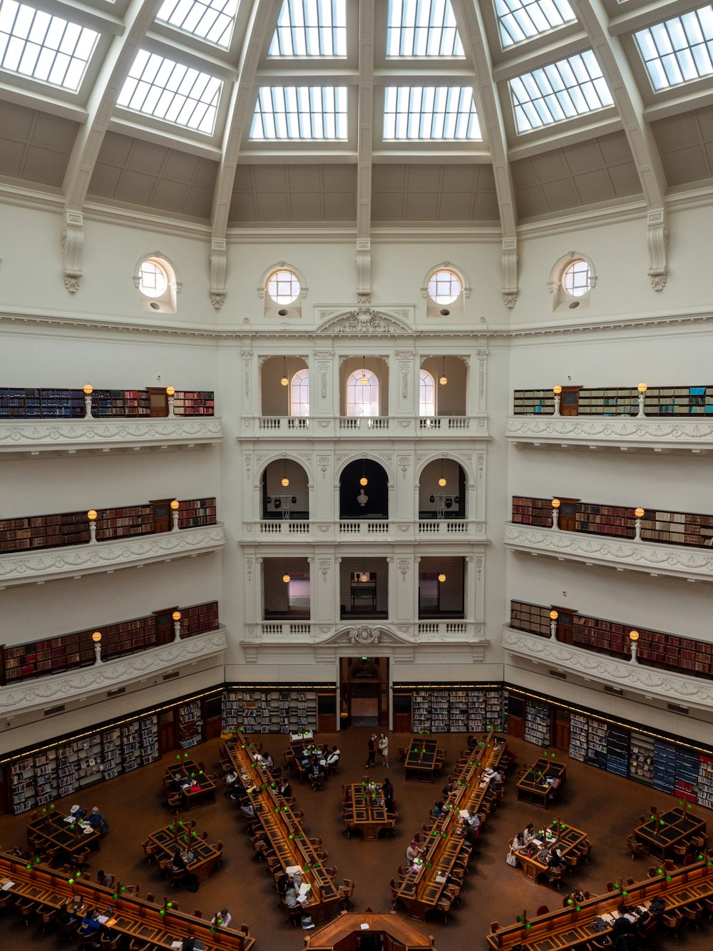 una grande biblioteca piena di molti libri