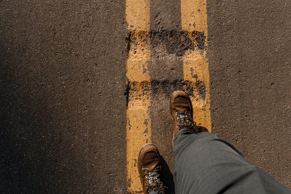 une personne debout au milieu d’une rue