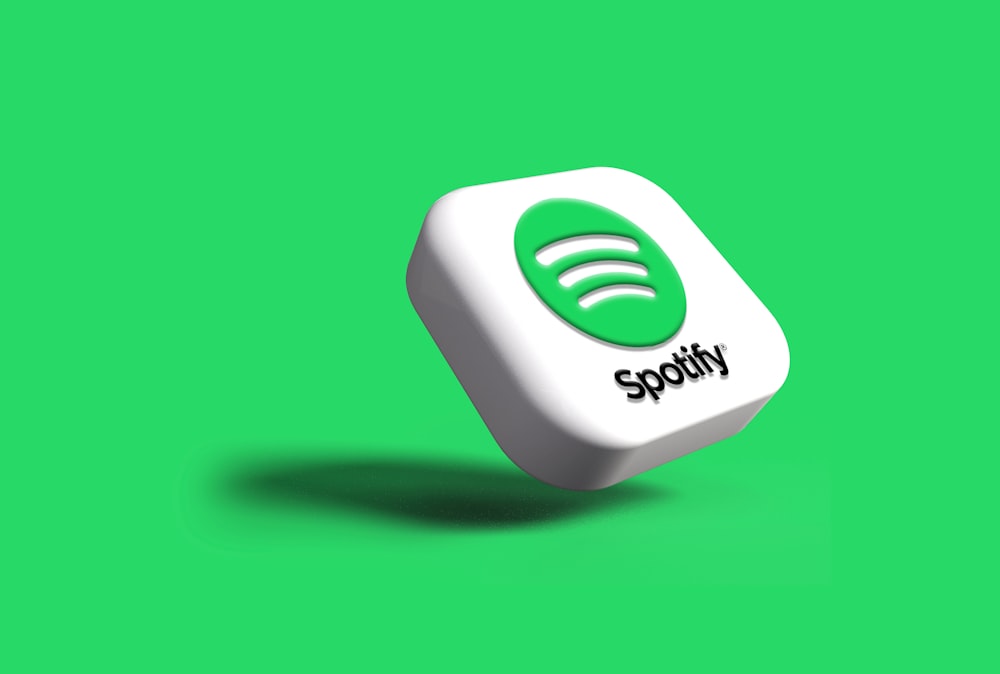 녹색 배경에 흰색과 녹색 Spotify 로고