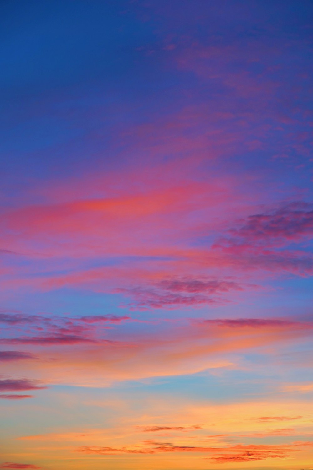 um pôr do sol no fundo