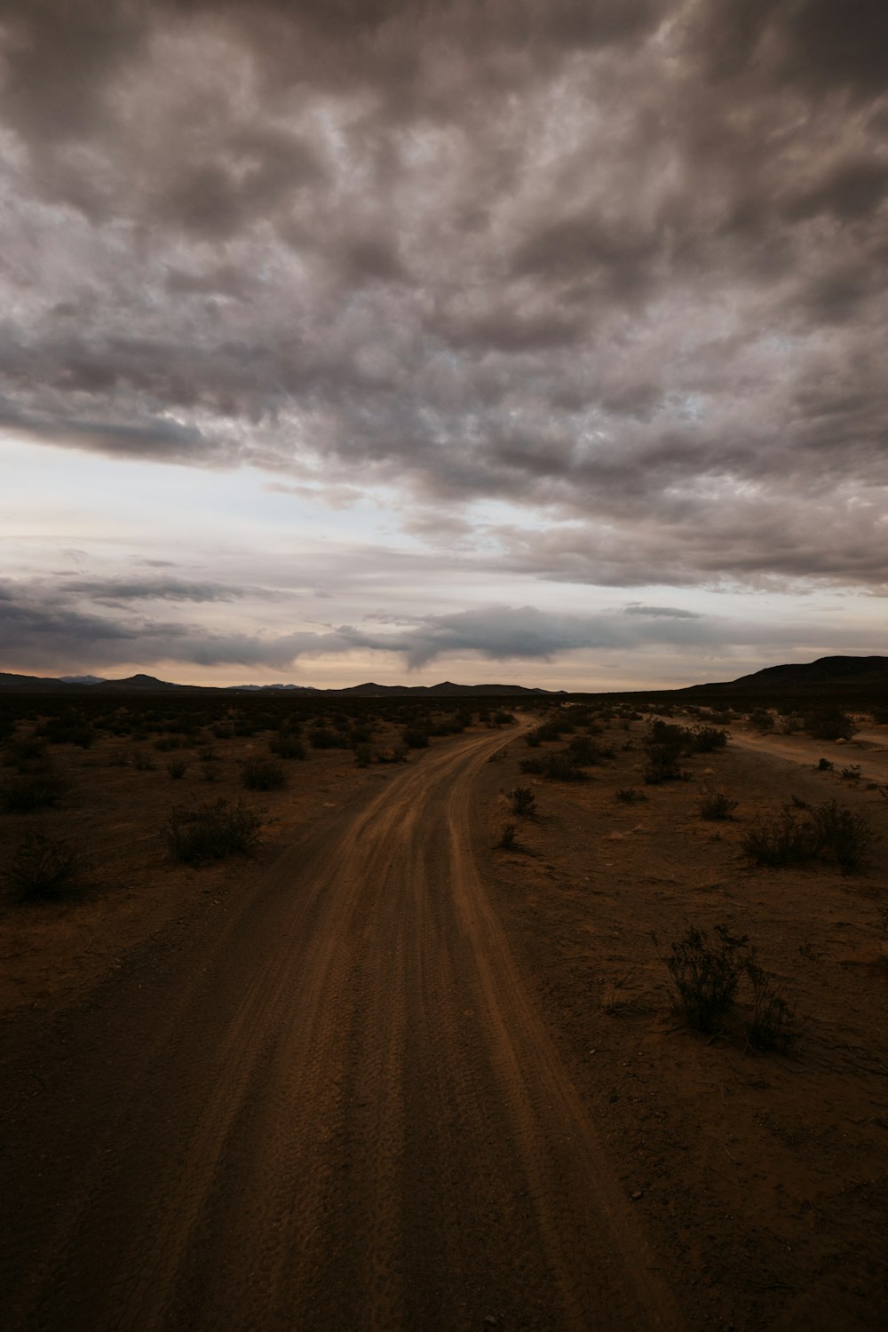 uma estrada de terra no meio de um deserto