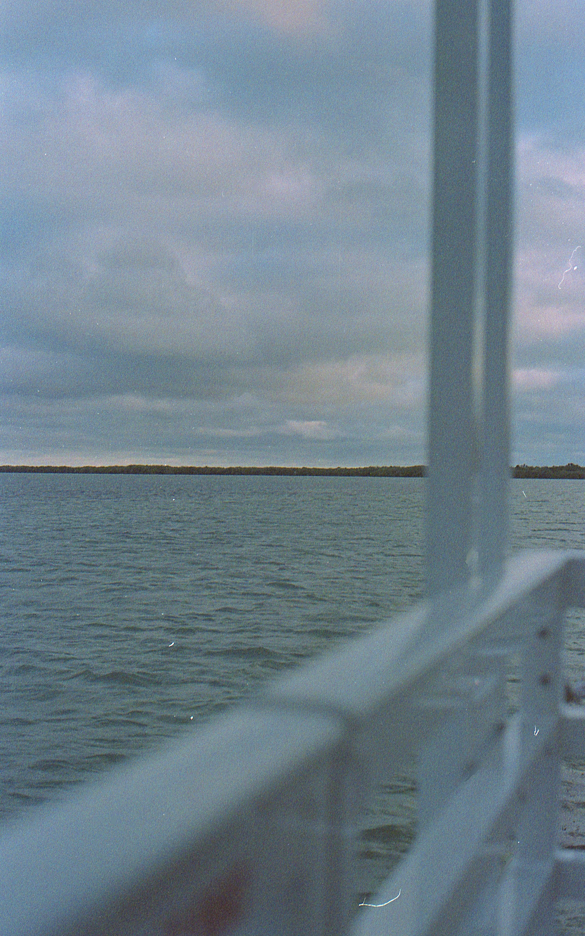 Blick auf ein Gewässer von einem Boot aus