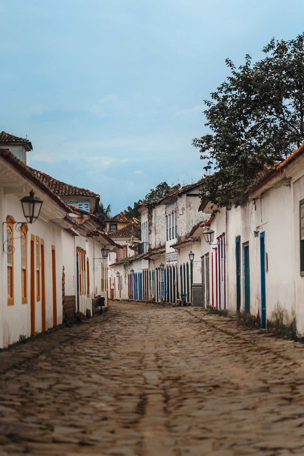 Una calle empedrada bordeada de edificios blancos