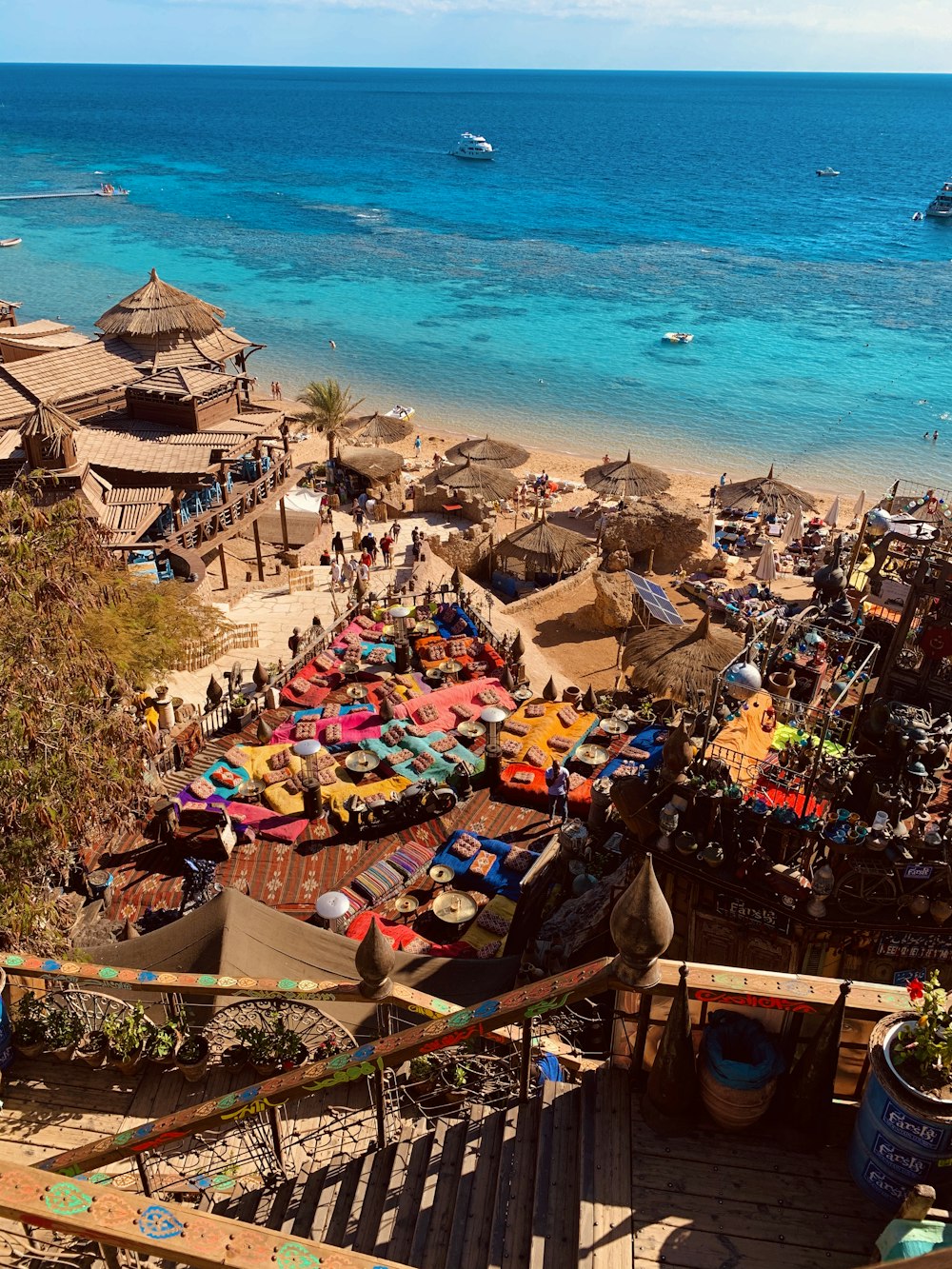 un mucchio di ombrelloni che sono su una spiaggia