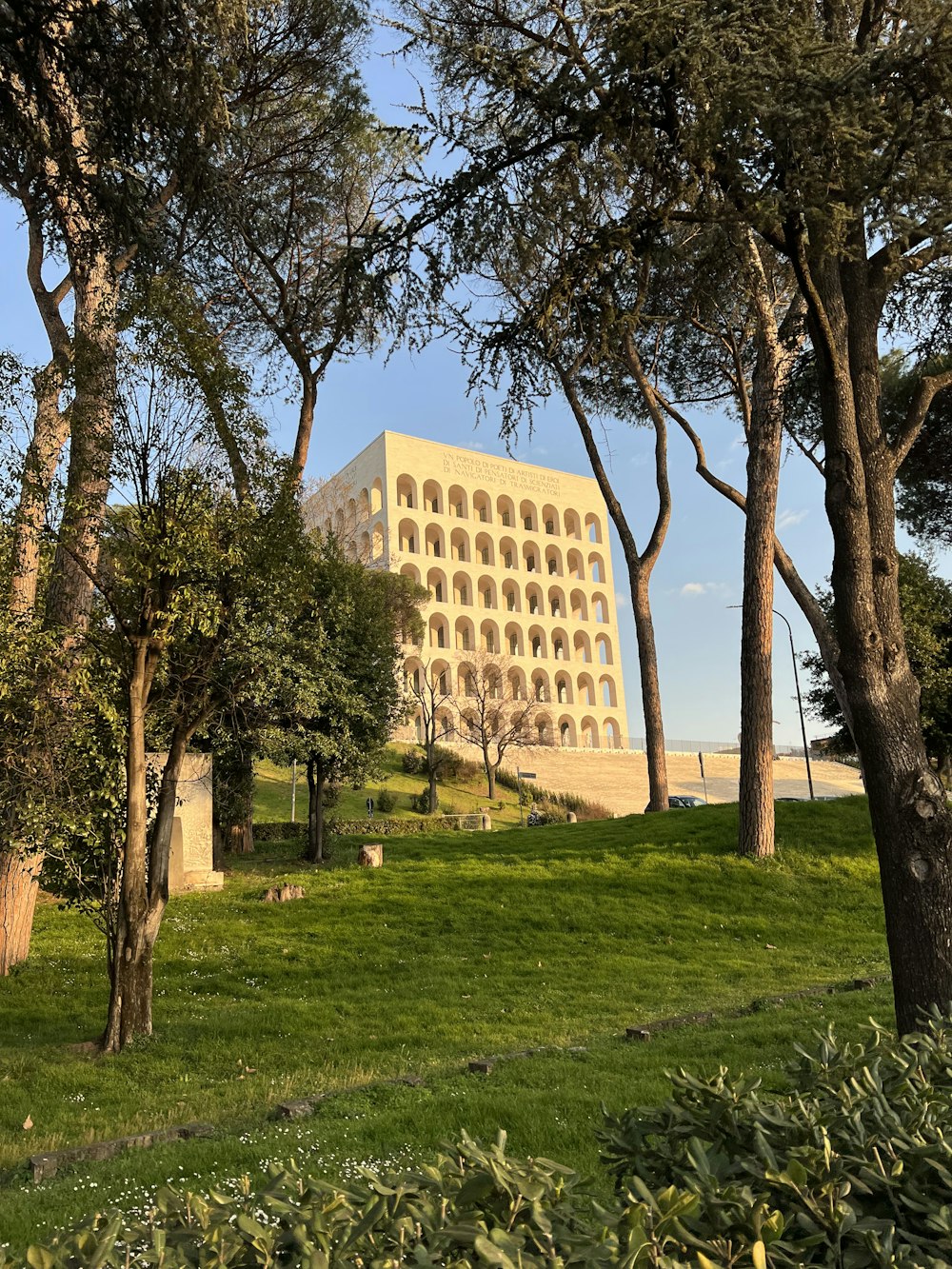 Ein Gebäude umgeben von Bäumen an einem sonnigen Tag