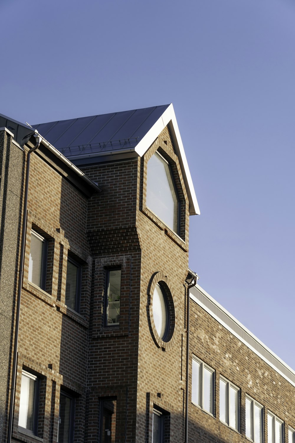 ein Backsteingebäude mit einem Solarpanel auf dem Dach