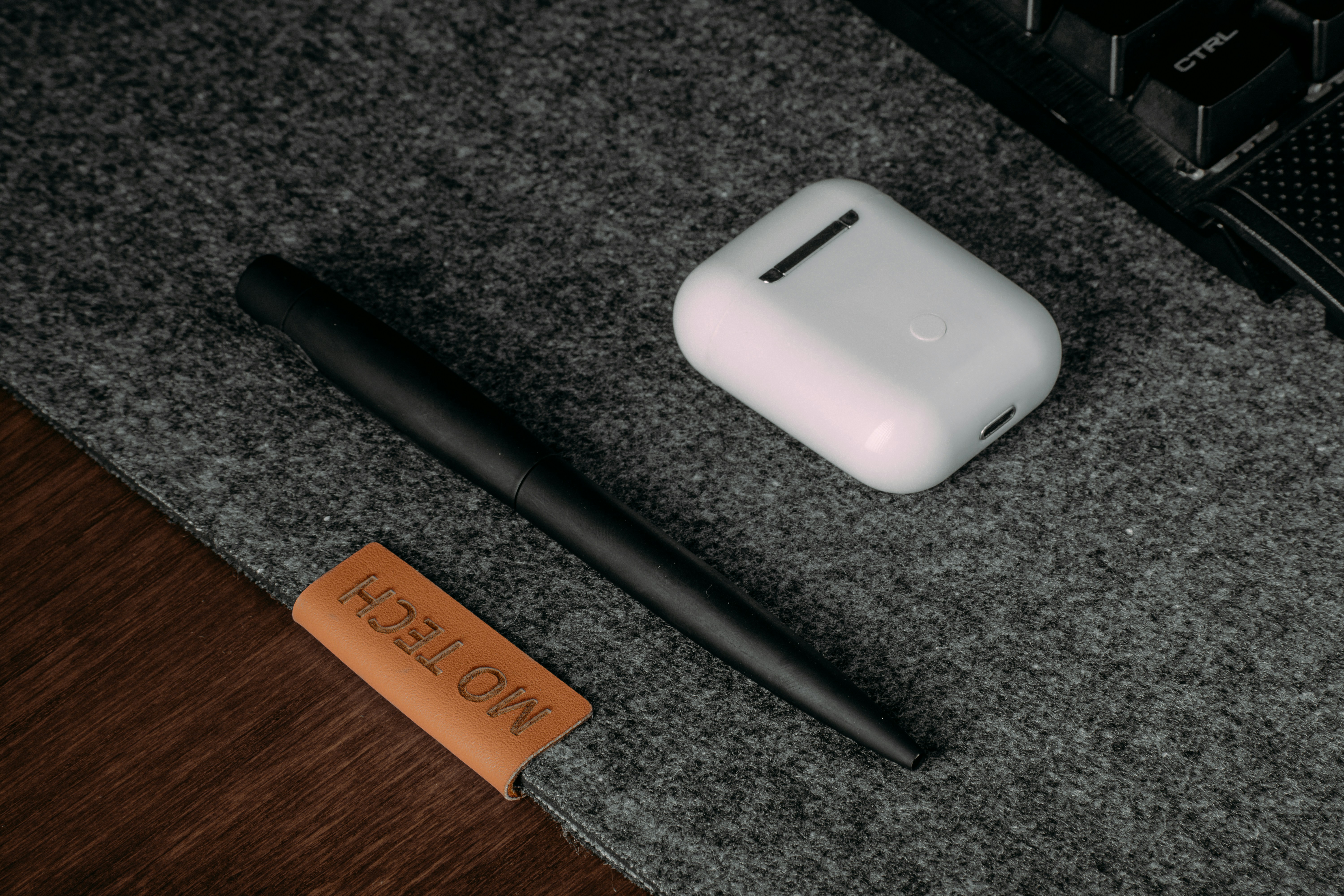 a mouse and a pen on a desk