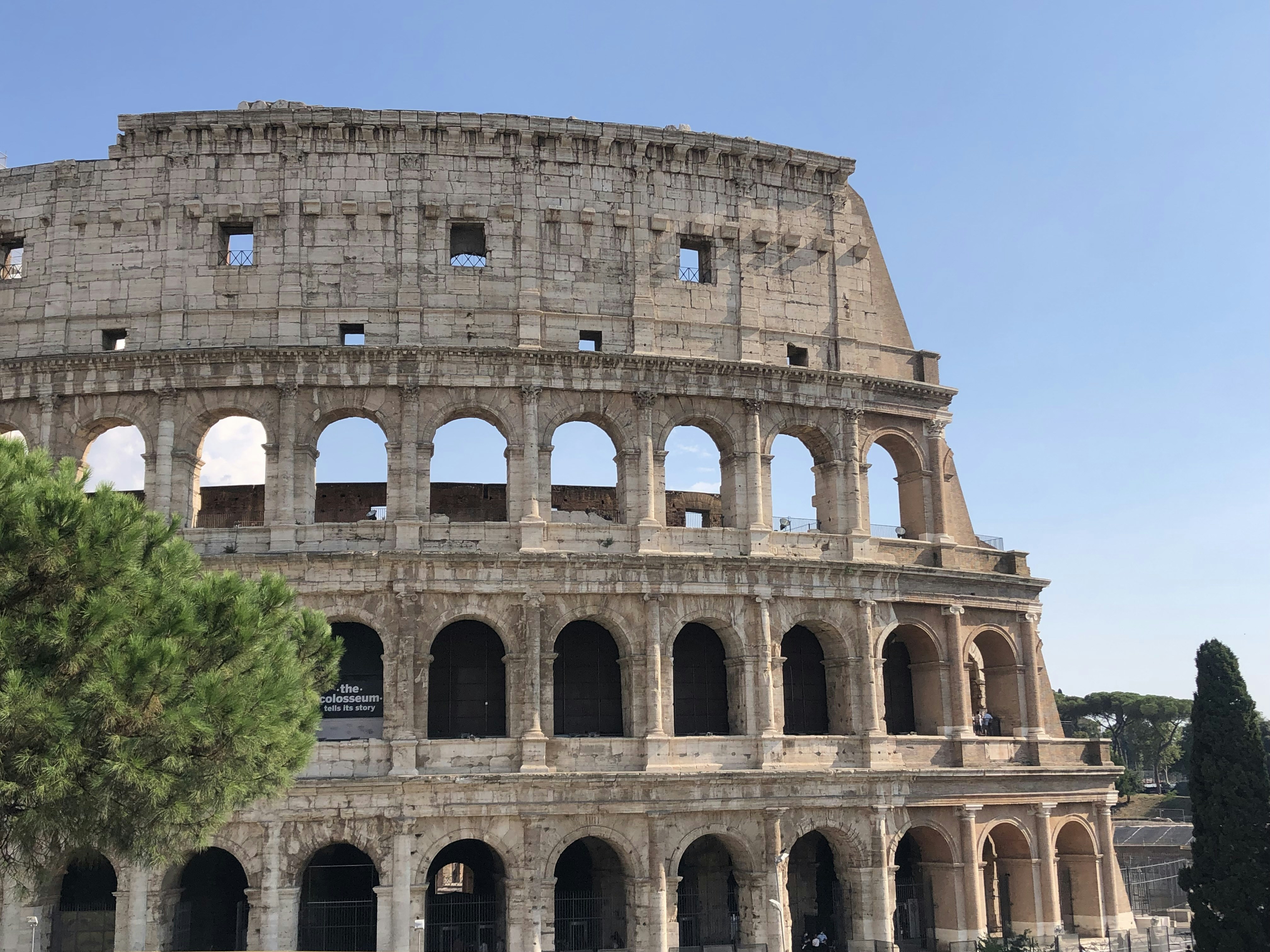Un edificio muy antiguo con muchas ventanas