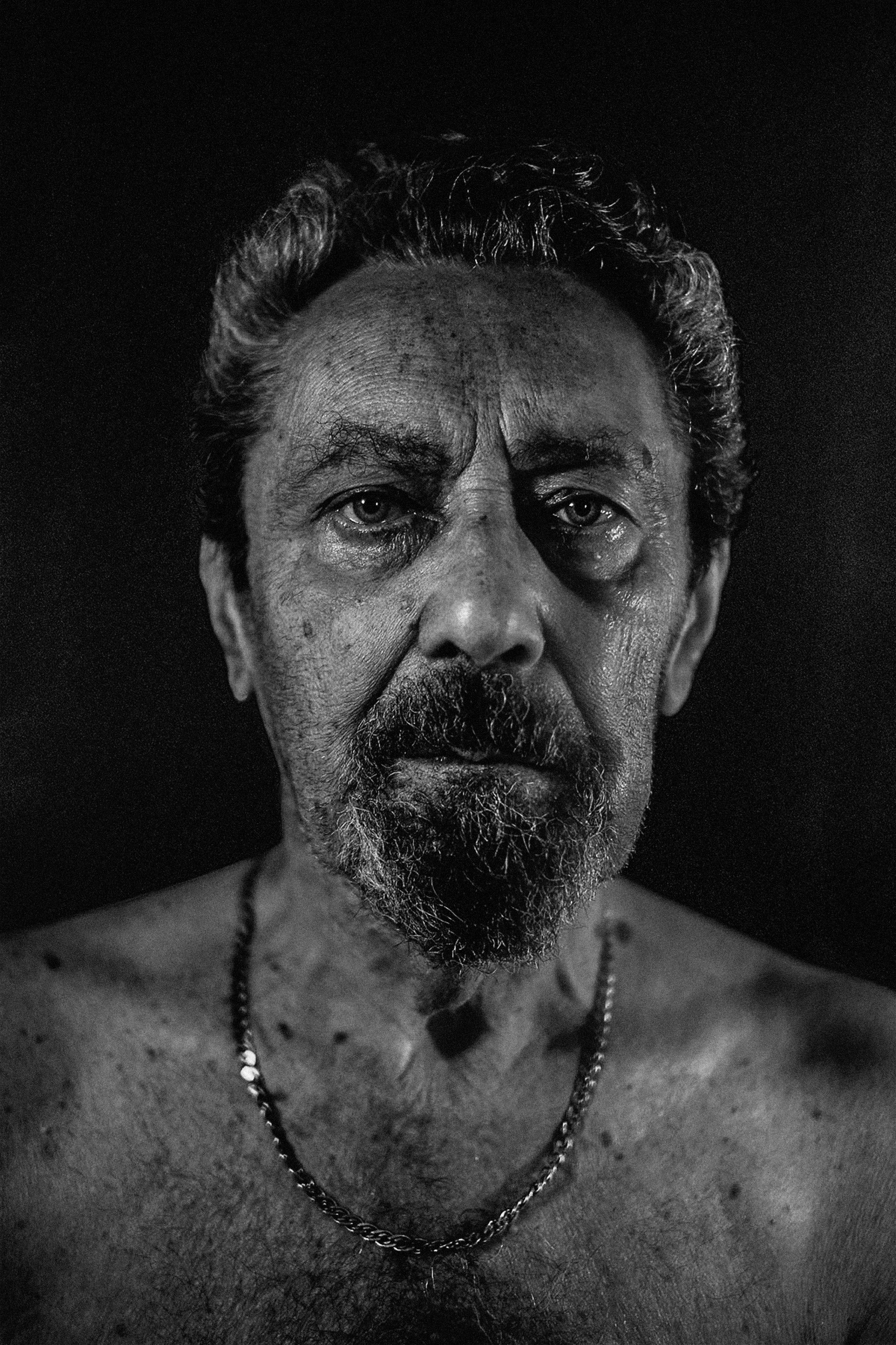 Une photo en noir et blanc d’un homme torse nu