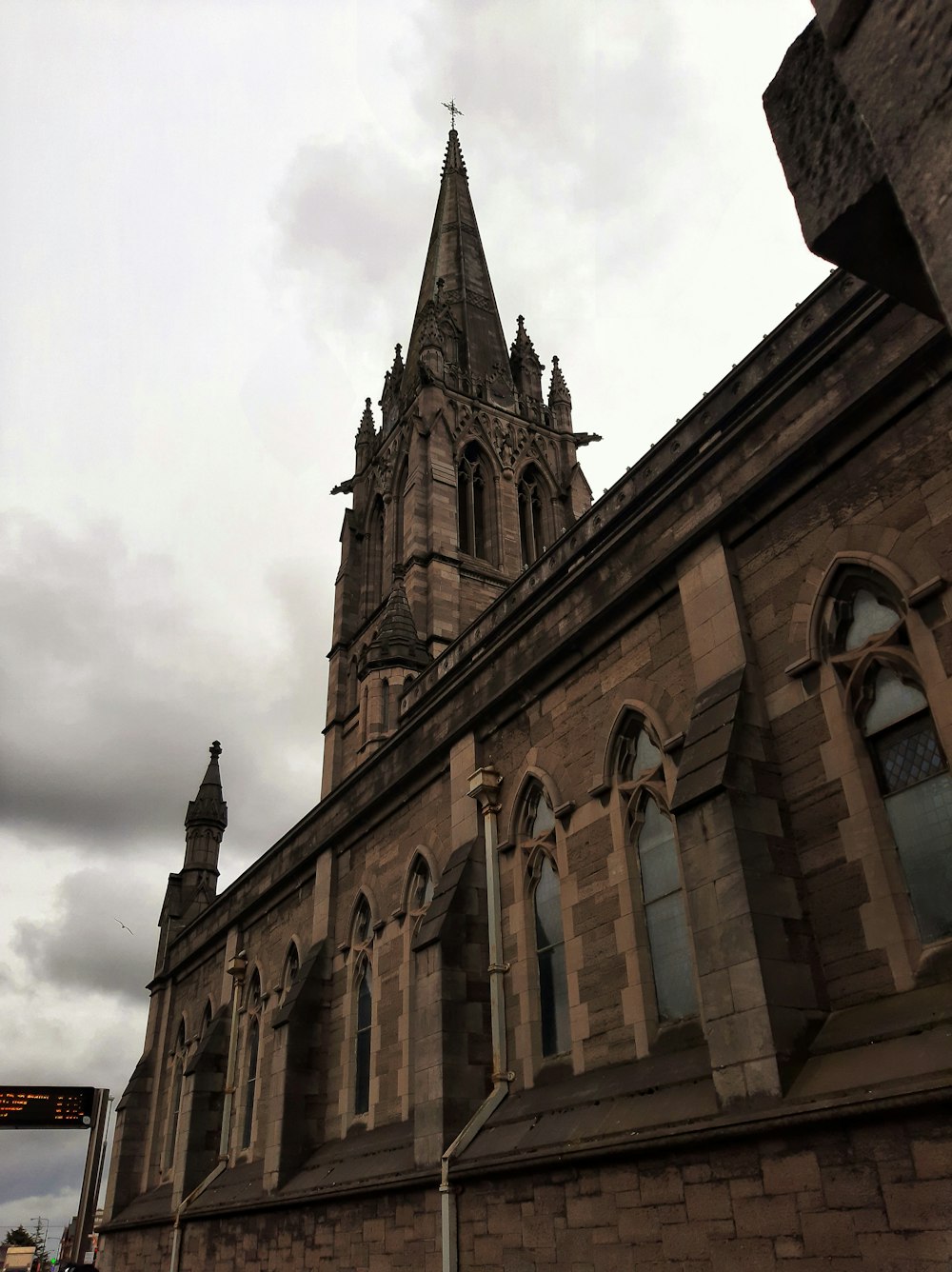 曇りの日に尖塔のある教会
