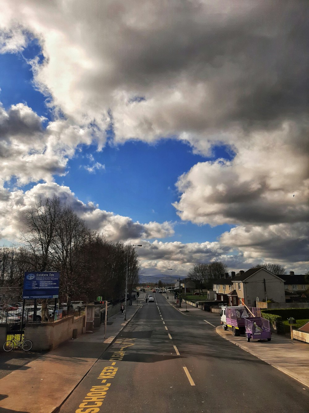 uma rua com um céu cheio de nuvens