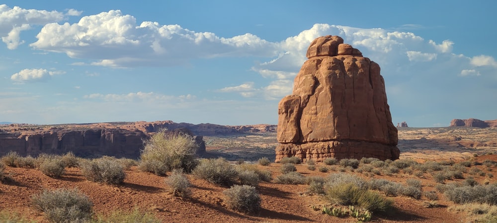 Eine Schlucht mit einem Berg im Hintergrund