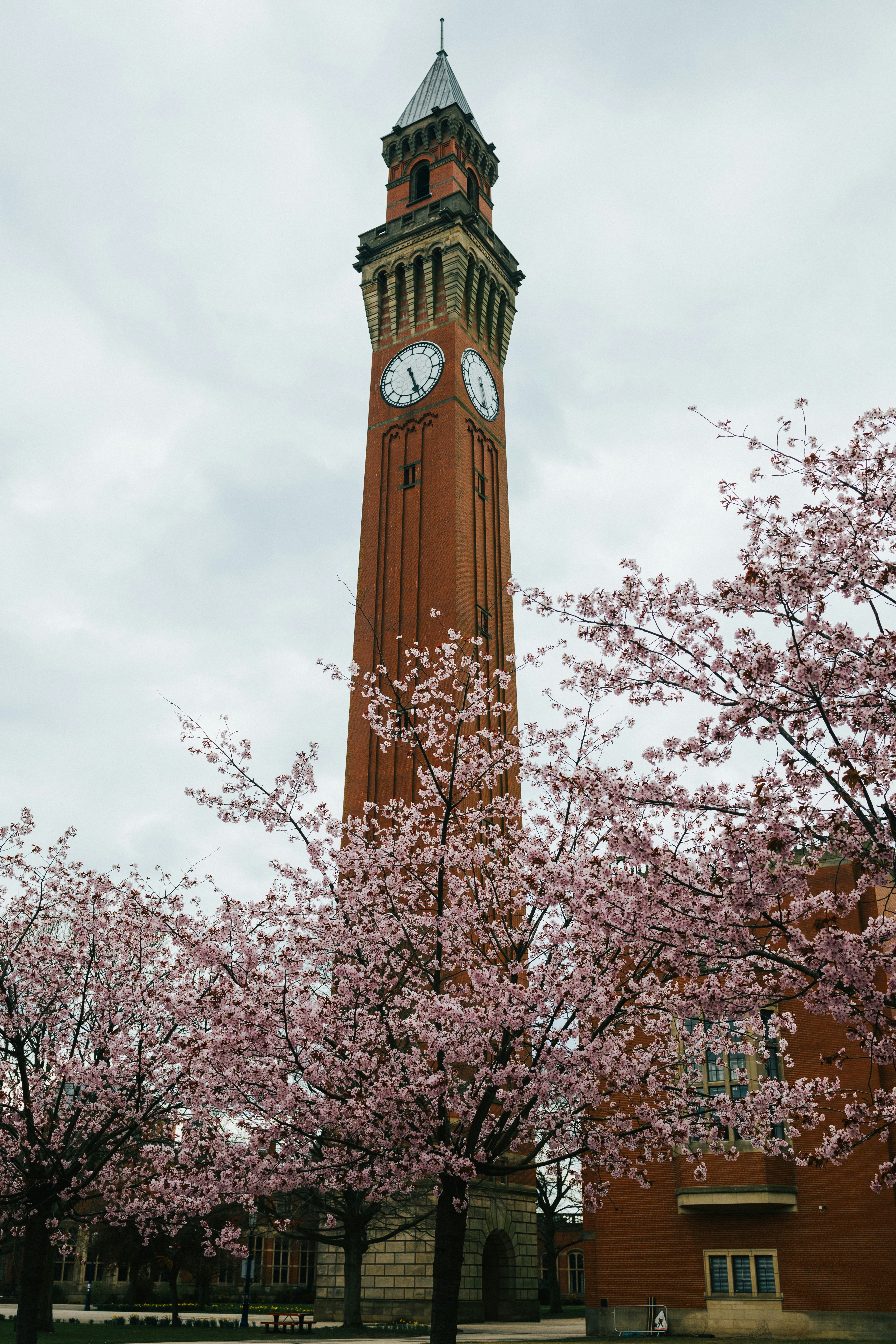 una torre de reloj alta con un reloj en cada uno de sus lados