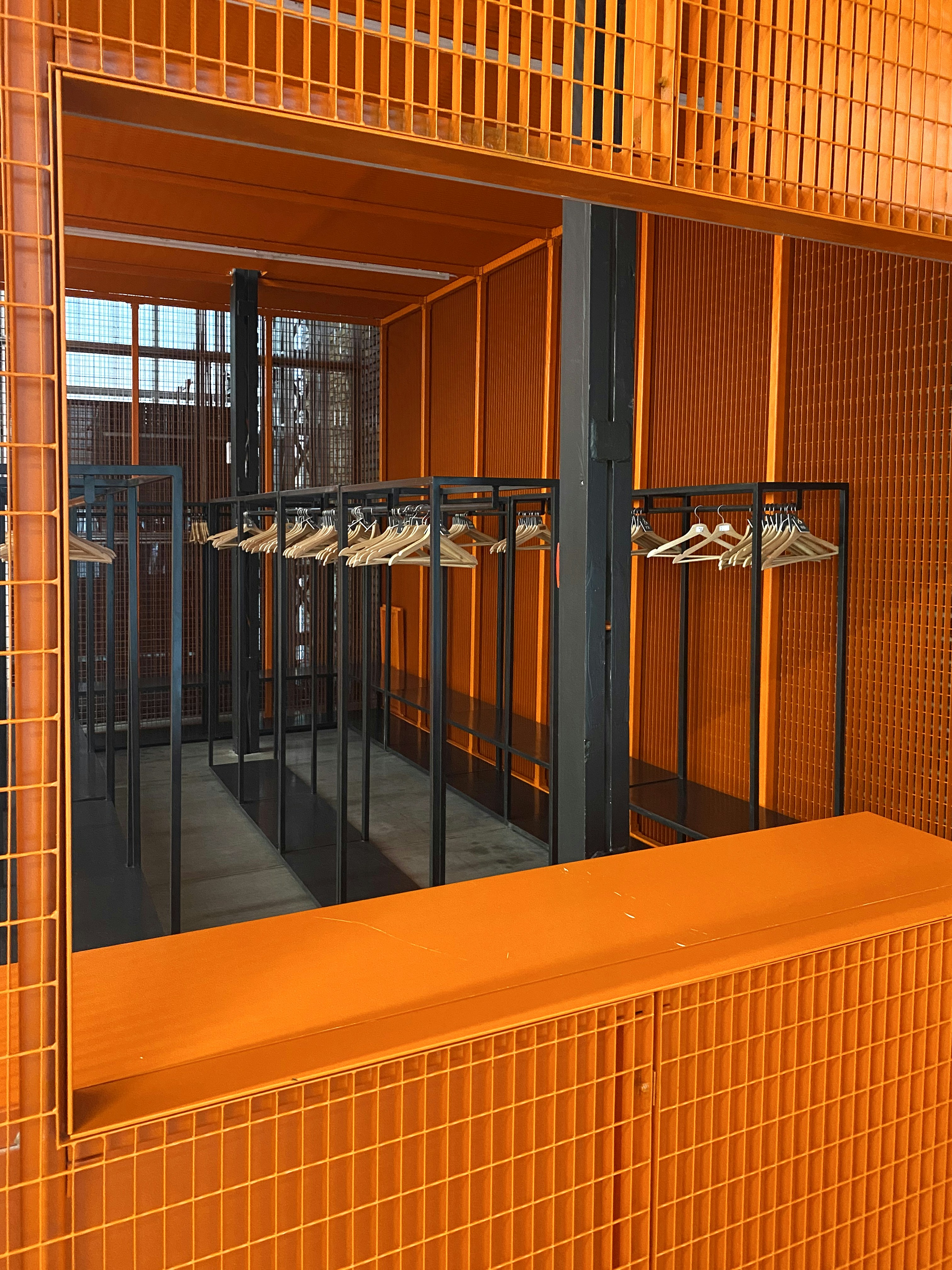 Una stanza piena di un sacco di pareti arancioni