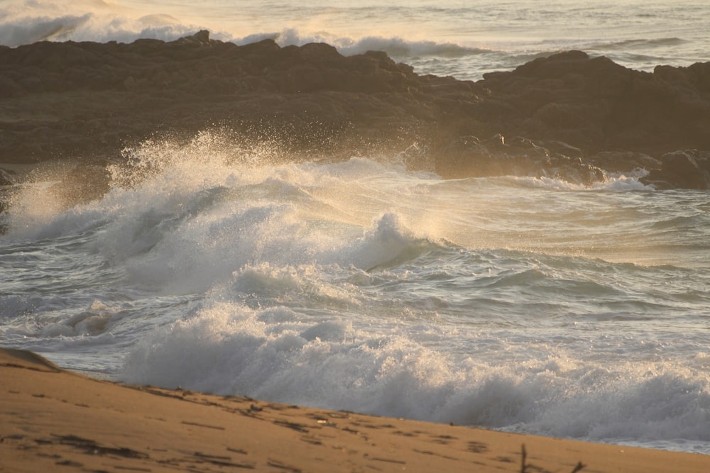 Eine Person, die an einem Strand am Meer steht