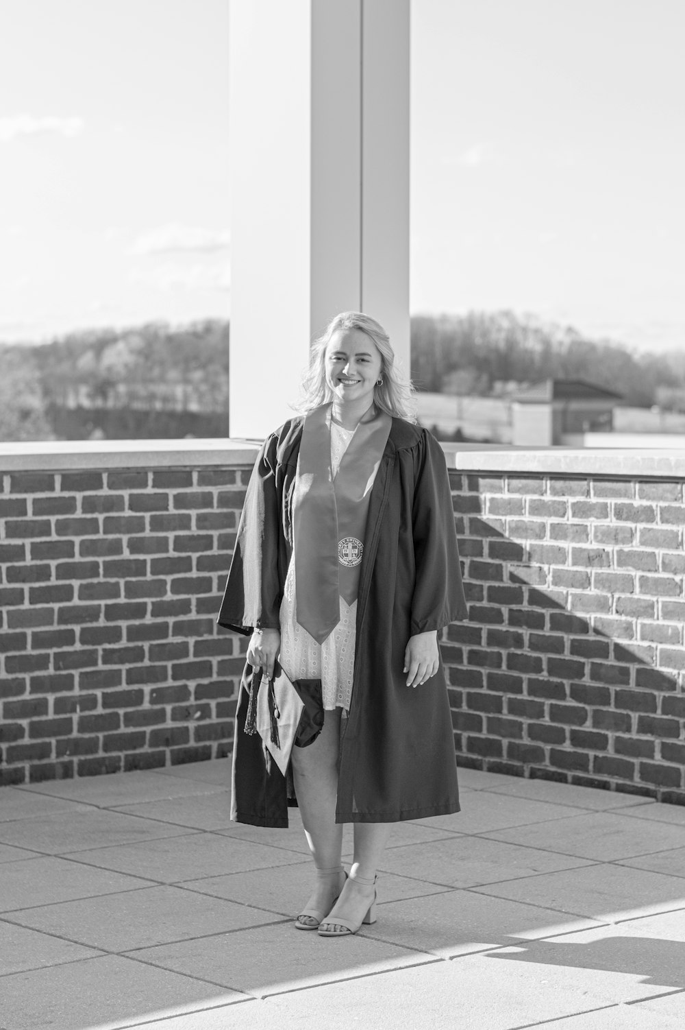 Una donna in una foto in bianco e nero in posa per una foto