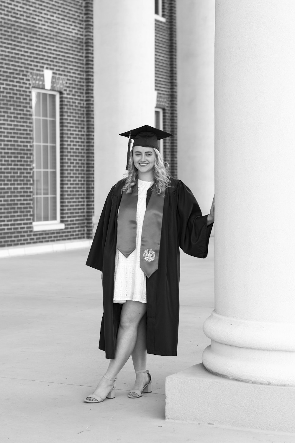 Una donna in un berretto e un abito di laurea in posa per una foto