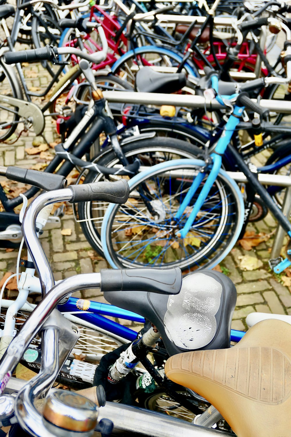 Un montón de bicicletas estacionadas una al lado de la otra