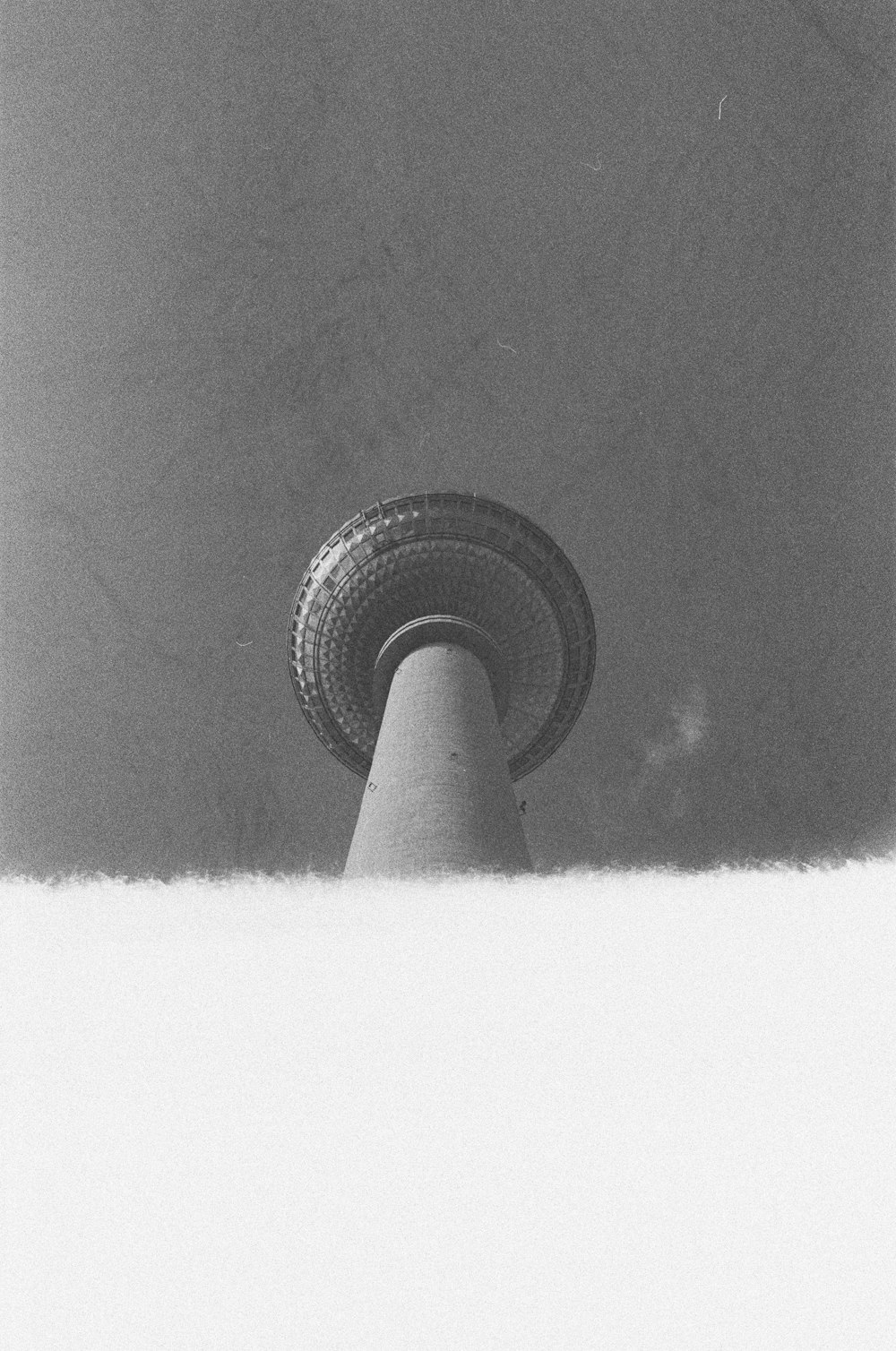 Una foto en blanco y negro de una torre alta