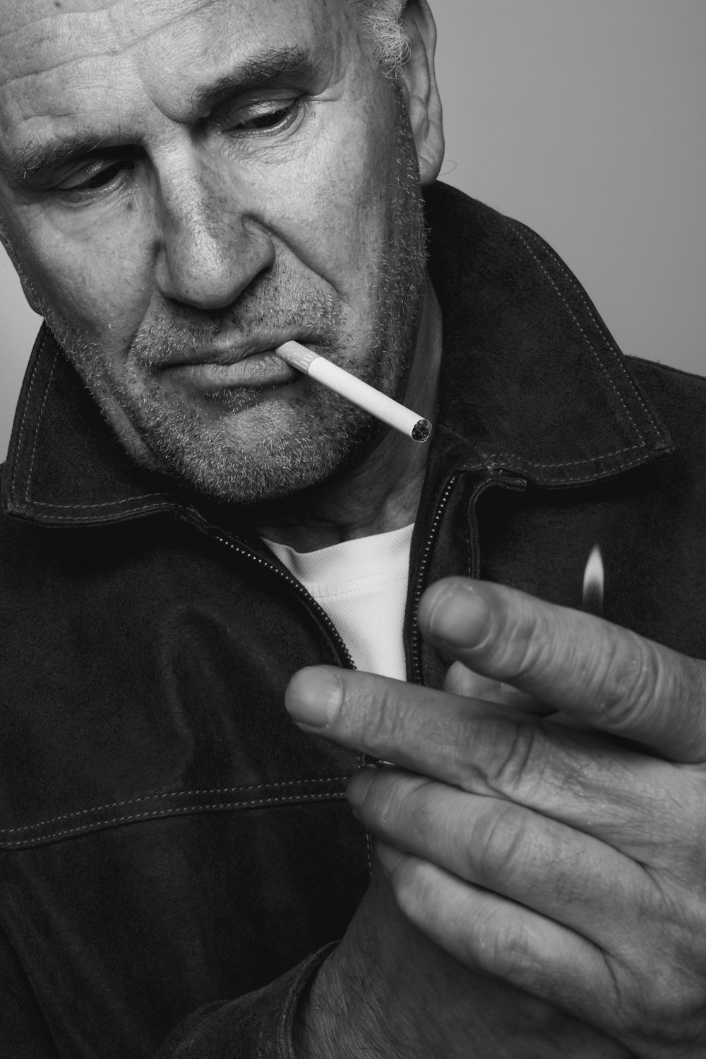 Un homme avec une cigarette à la bouche