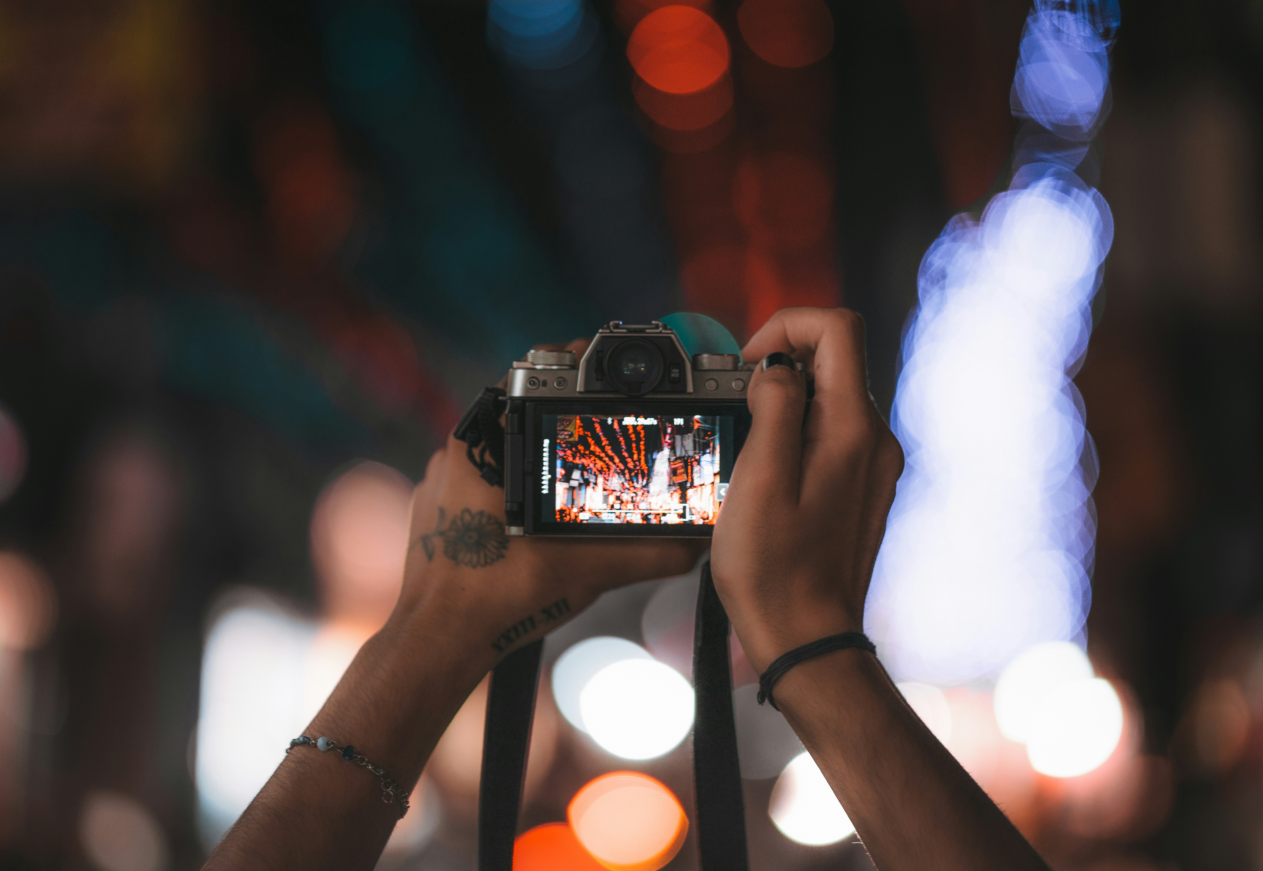 Instagram'daki 'kusursuz' hayatların perde arkasını simgeleyen; telefon ekranındaki mükemmel kare ile arka plandaki dağınık ve gerçek yaşam arasındaki tezatı gösteren kavramsal fotoğraf.