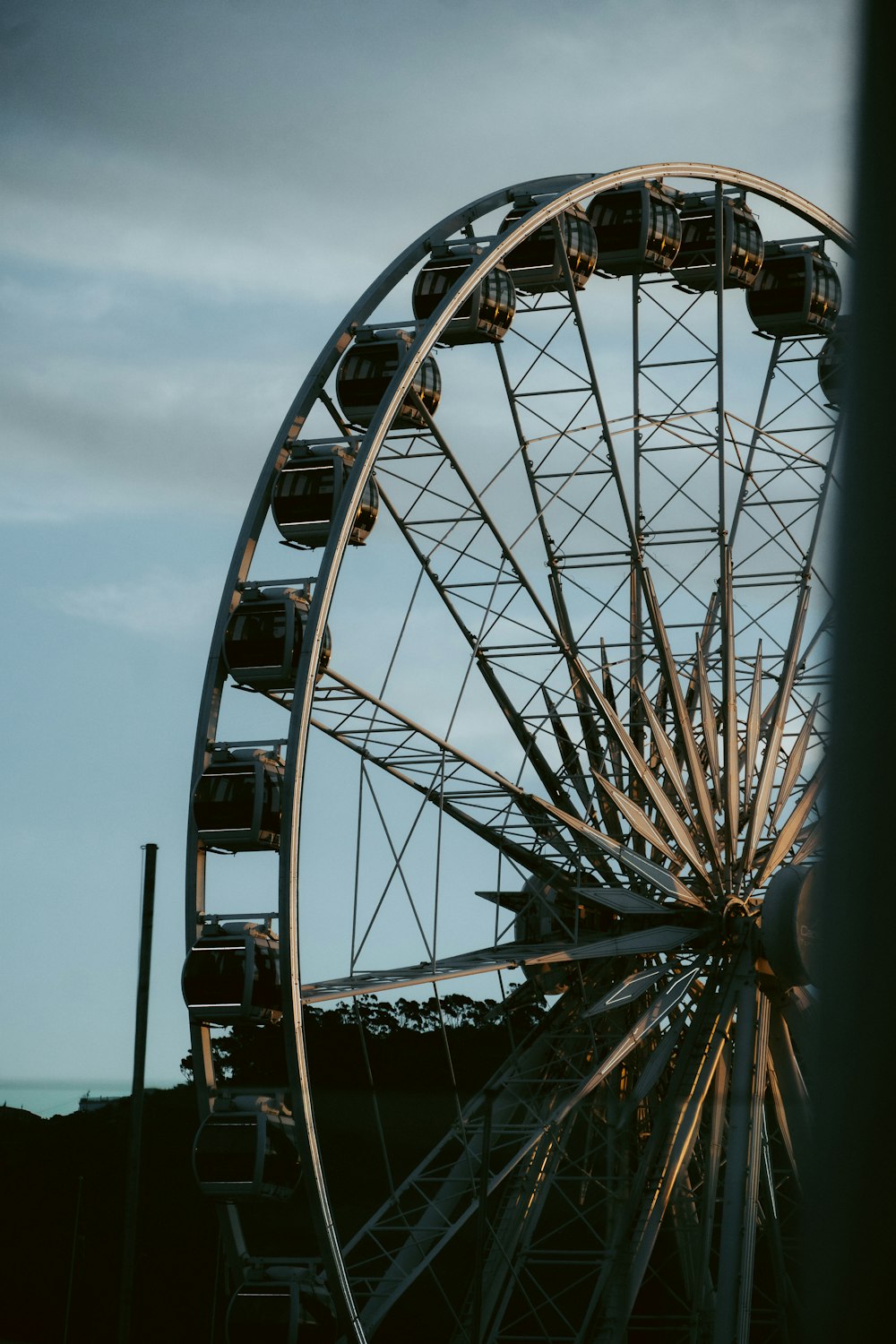 Una grande ruota panoramica seduta accanto a un edificio alto