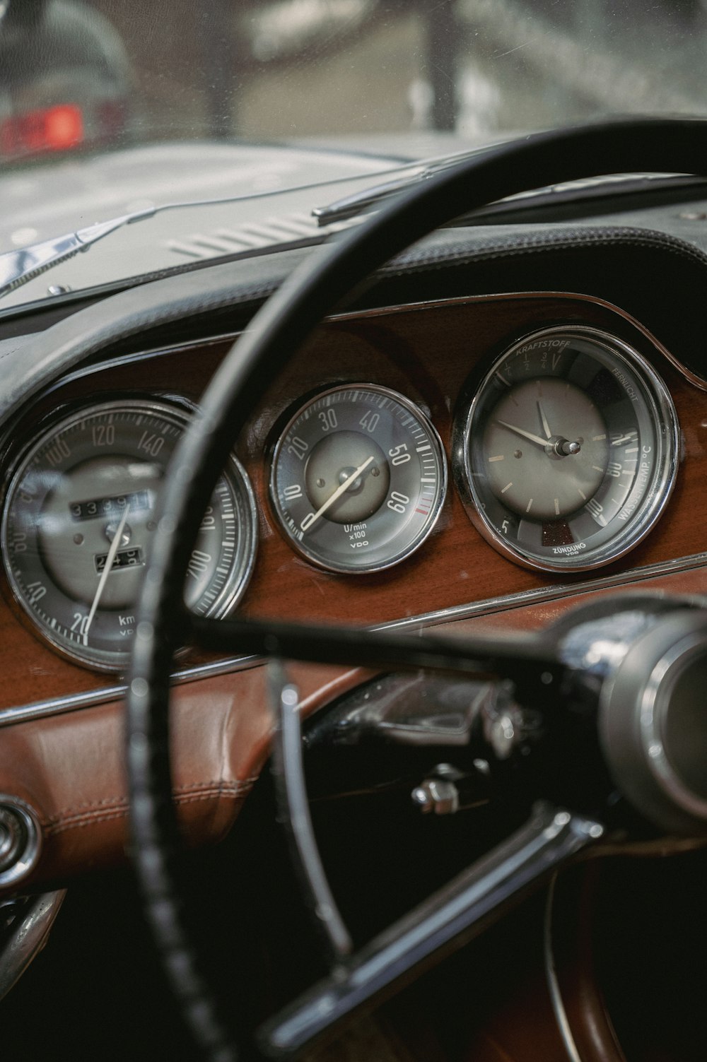 un tablero de un automóvil con indicadores y un volante