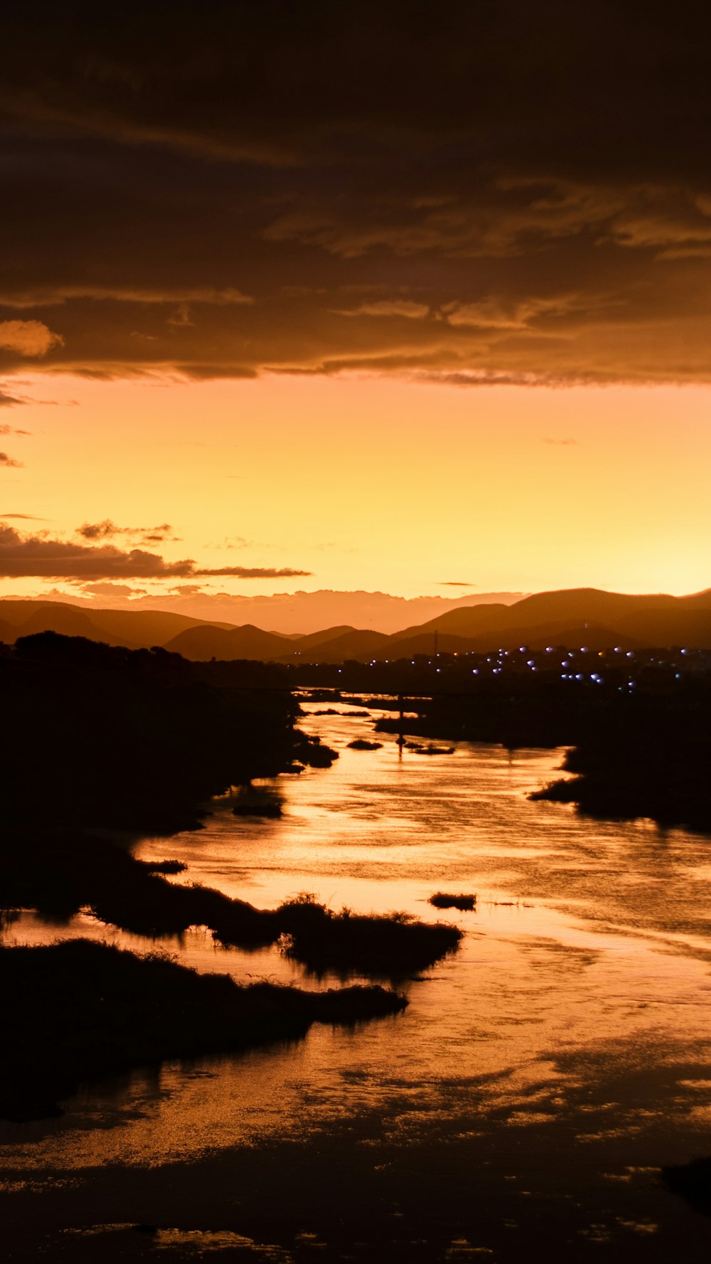 un tramonto su uno specchio d'acqua