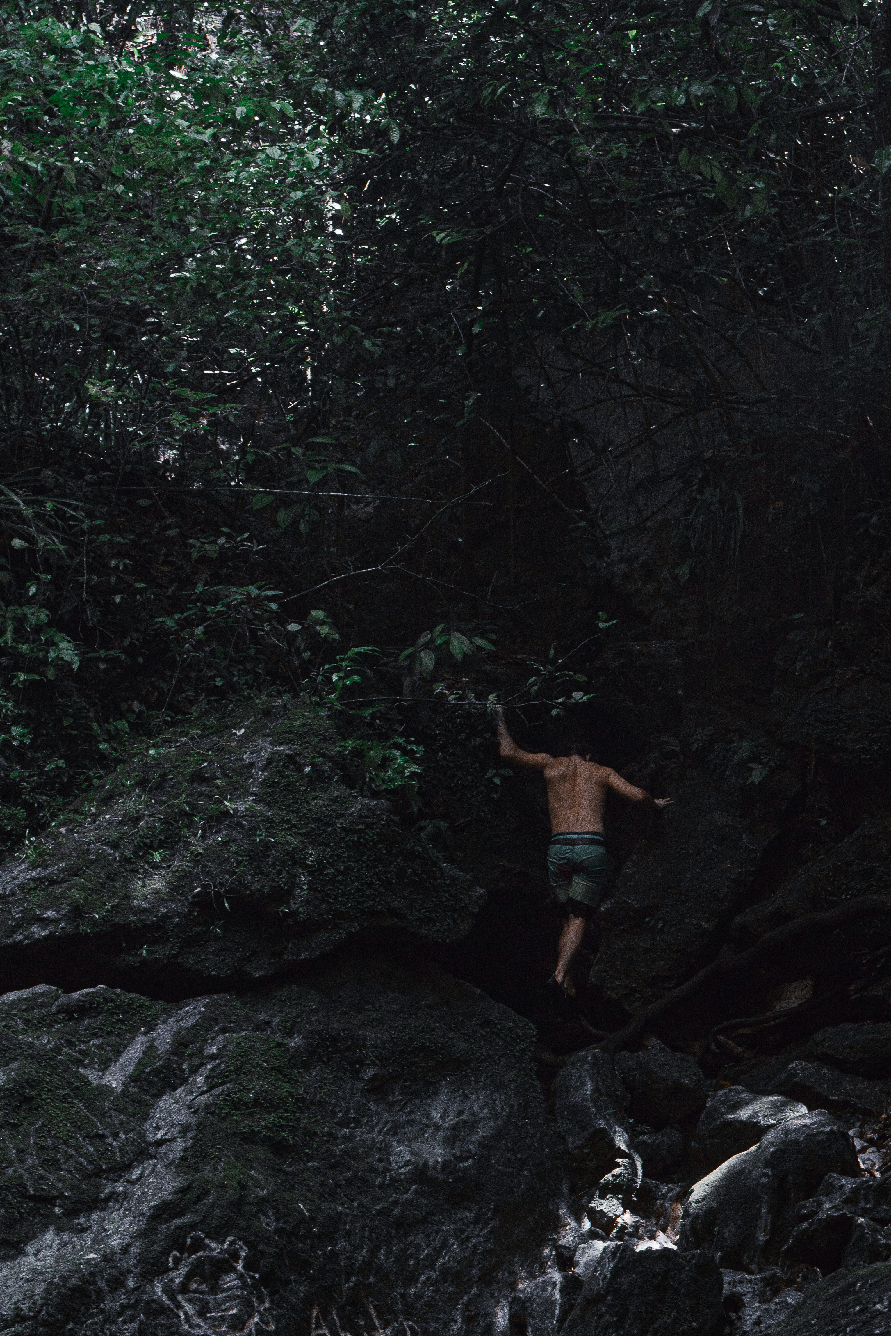 gray computer monitor