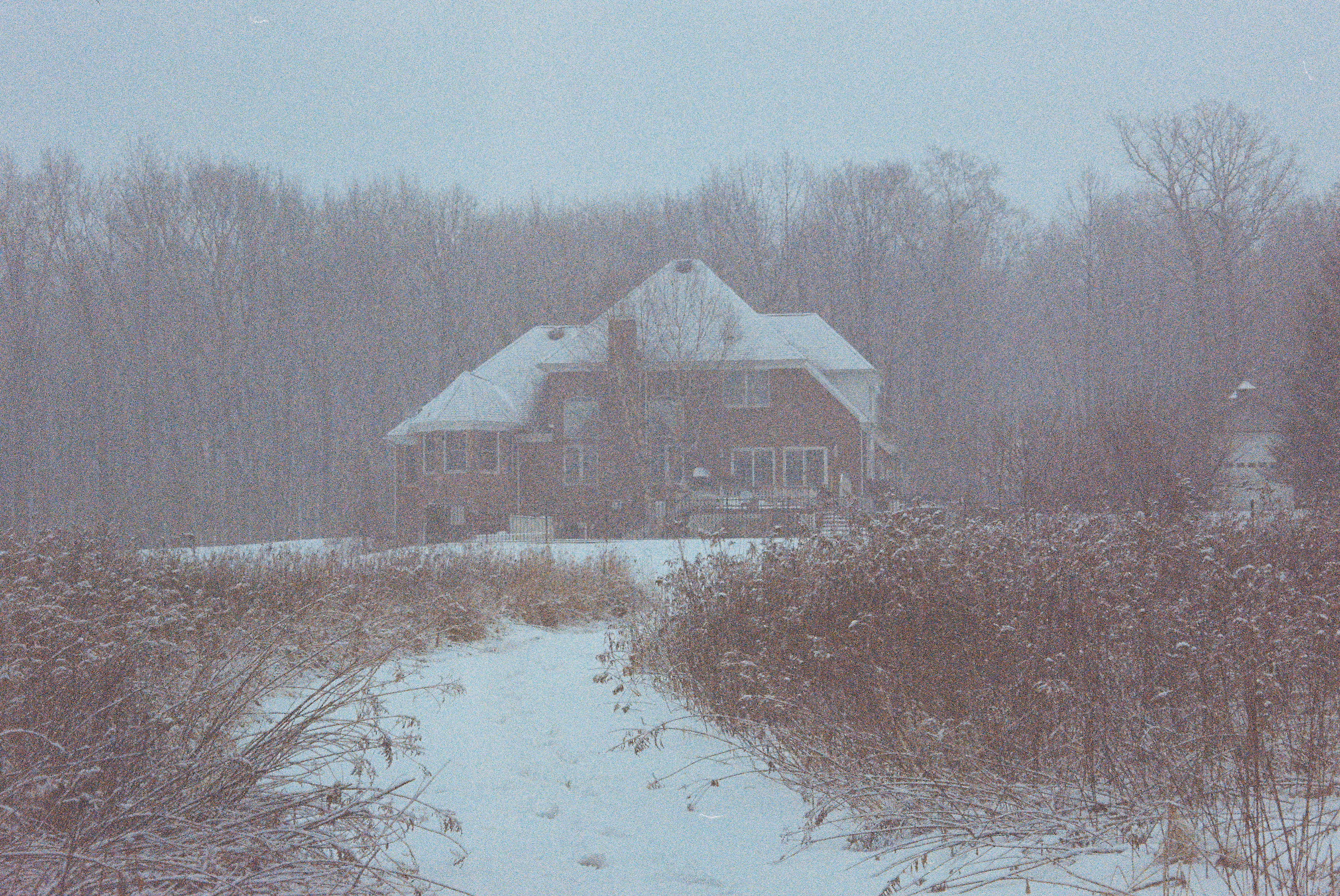 A house in the middle of a snowy field photo – Free Grey Image on Unsplash