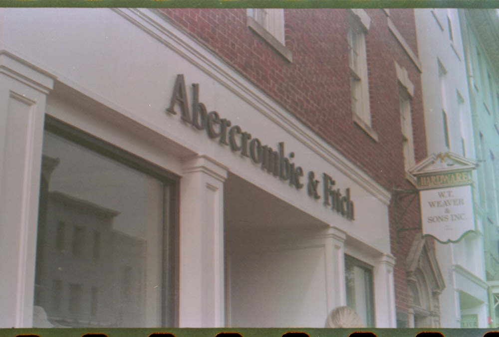 Un edificio con un cartello che dice Aberconiict & Chik