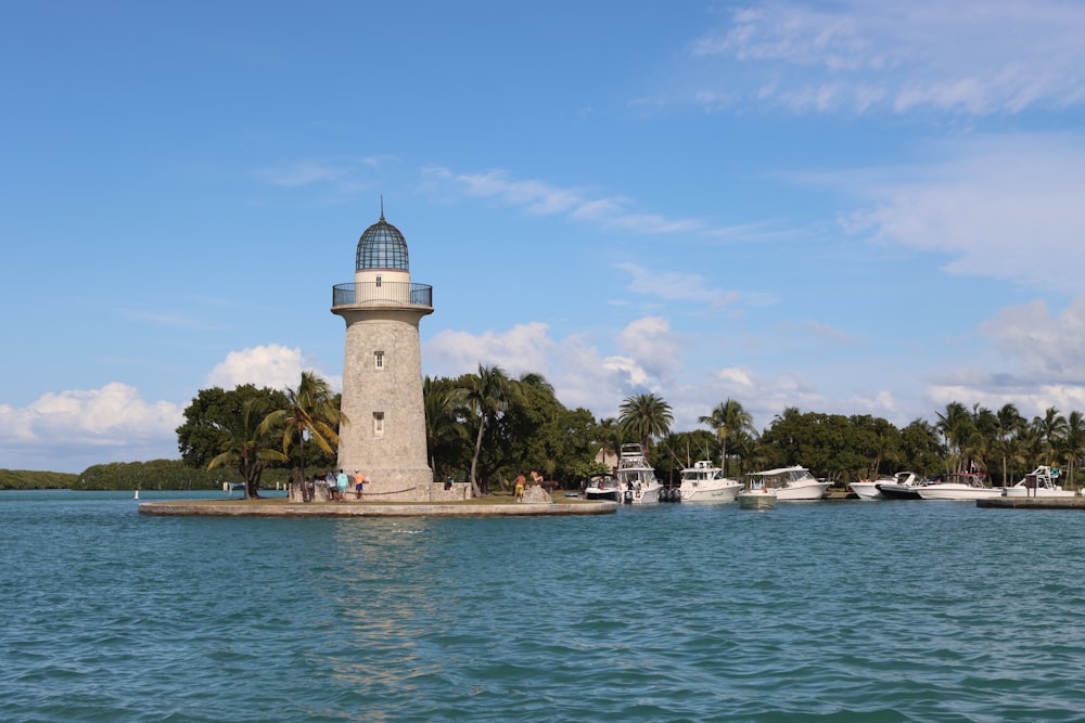 Ein Leuchtturm auf einer kleinen Insel