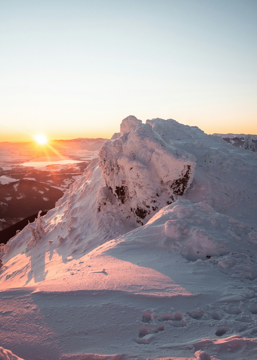 uma pessoa que monta esquis em cima de uma encosta coberta de neve