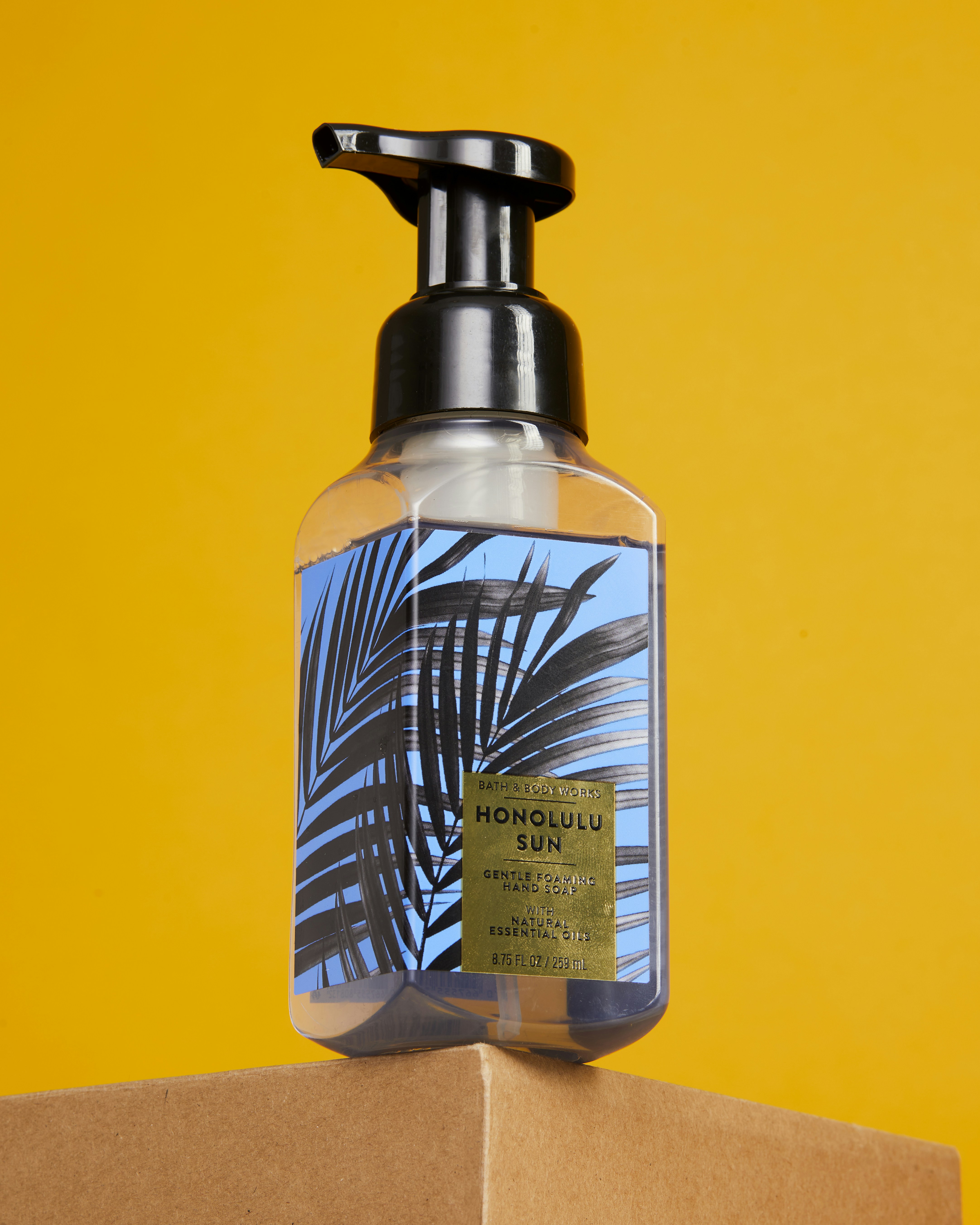 Una botella de líquido encima de una caja de cartón