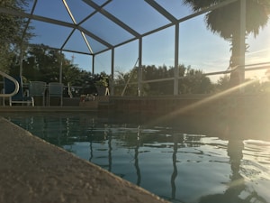 مظلات مسابح