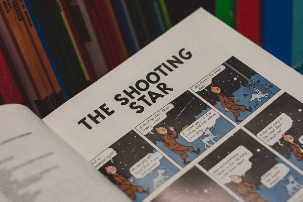 Ein Comic-Buch, das zu einer Seite von Shooting Star geöffnet wurde